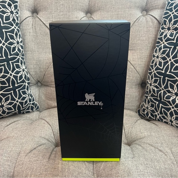 Stanley The Halloween Flowstate Quencher 40oz Tumbler Web Glow - Picture 2 of 6